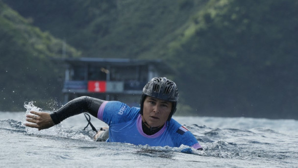 A francesa Johanne Defay rema para as semifinais do surfe feminino, durante os Jogos Olímpicos de Paris 2024, em Teahupo'o, na ilha polinésia francesa do Taiti, em 5 de agosto de 2024