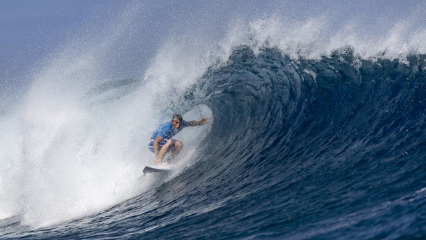 Kauli Vaast, do Team France, pega onda durante as semifinais do surf no nono dia dos Jogos Olímpicos de Paris 2024, em 5 de agosto de 2024, em Teahupo'o, Polinésia Francesa.