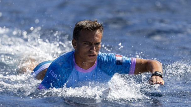 Kauli Vaast, do Time França, rema antes das semifinais do surf no nono dia dos Jogos Olímpicos de Paris 2024, em 5 de agosto de 2024, em Teahupo'o, Polinésia Francesa