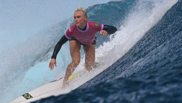 Tatiana Weston-Webb (virtualmente) se garante na final do surfe feminino