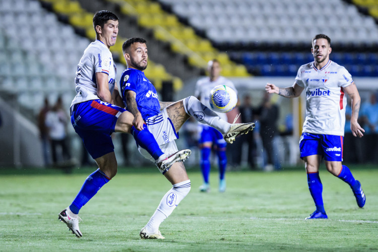 Cardona e Matheus Henrique disputam lance no jogo Cruzeiro x Fortaleza, no Estádio Kleber Andrade, pelo Campeonato Brasileiro Série A 2024