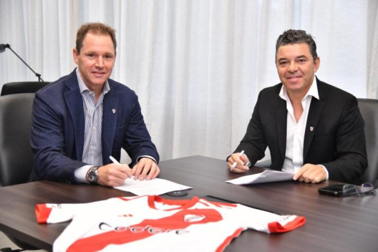 Treinador argentino está de volta ao clube onde é ídolo e assina contrato até o fim de 2025