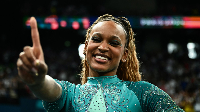 Rebeca Andrade comemora medalha de ouro nas Olimpíadas 2024, em Paris. Na final individual do solo, a ginasta brasileira superou Simone Biles 
