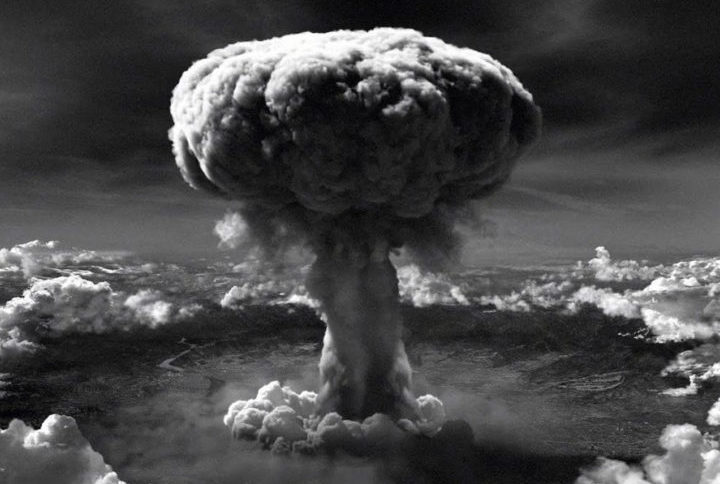 Três dias depois, foi a vez de Nagasaki ser bombardeada pela bomba que ficou conhecida como Fat Man. Estima-se que as duas explosões possa ter resultado em mais de 246 mil mortes.