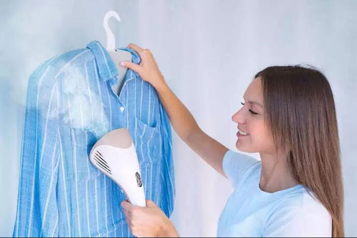 Uma passadeira a vapor, que permite alisar a roupa pendurada no cabide, é uma boa para agilizar a preparação do seu pai na hora de sair. Ele certamente achará prático. 
