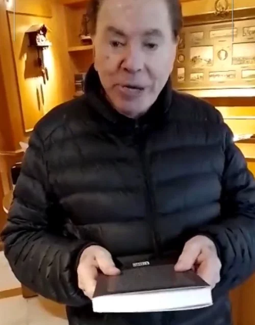 Em 12/6/2023, um vídeo bombou nas redes sociais, pois Silvio não botou a dentadura numa gravação sobre sua biografia “Silvio Santos vem aí: A biografia-reportagem do ‘patrão’”.