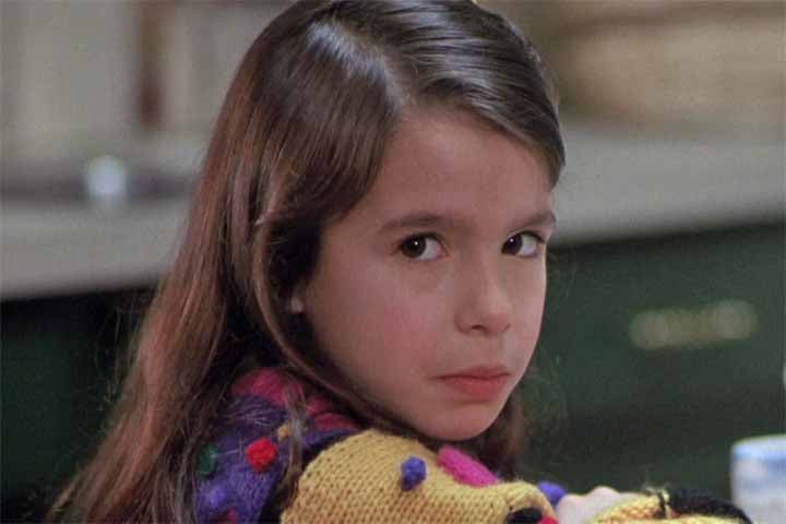 A Profecia 4  acontece 10 anos depois da execução do  Anticristo Damien Thorn. Um casal de advogados (Gene e Karen York) adota uma menina órfã. Quando Délia cresce, mortes bizarras cercam a família.