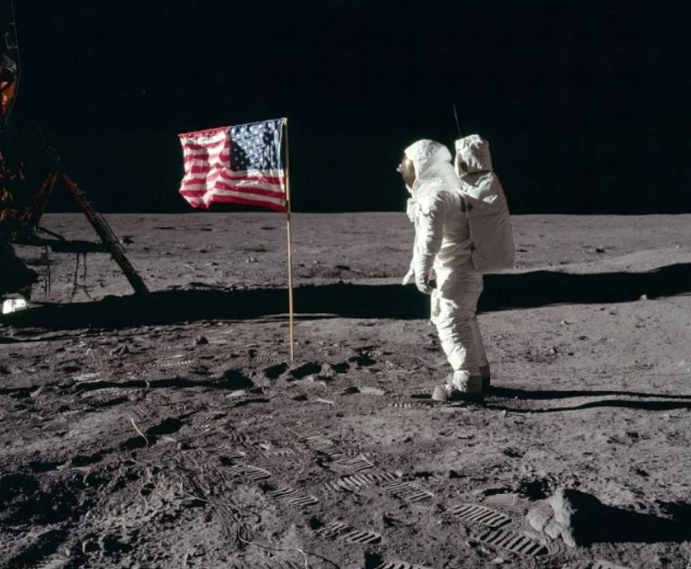 Nessa foto, Buzz Aldrin aparece diante da bandeira dos Estados Unidos, fincada na Lua. Na mesma missão estavam Armstrong e Michael Collins, que não saiu da nave. 