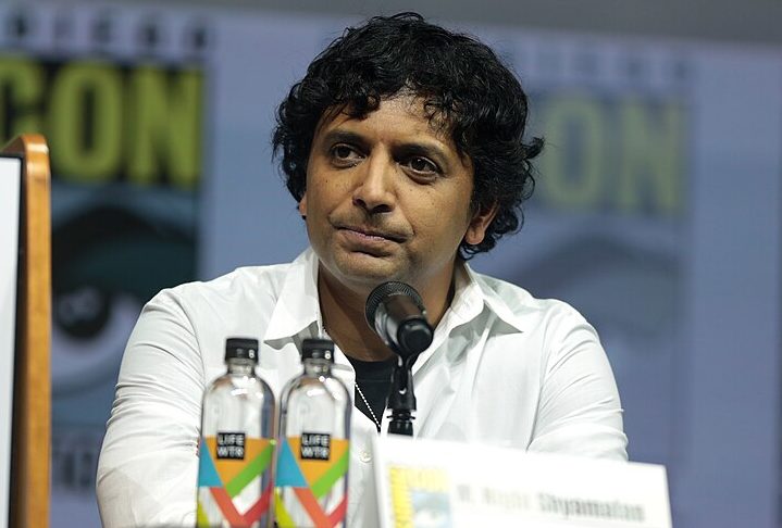O diretor de cinema M. Night Shyamalan, responsável pelo suspense 