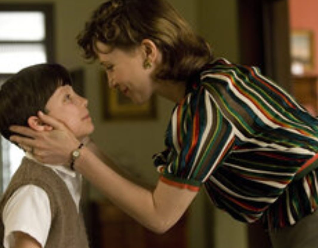 A família muda de casa porque o pai virou comandante. Ele conhece Shmuel, um menino judeu de sua idade. Embora a cerca de arame farpado do campo os separem, os meninos começam uma amizade proibida.