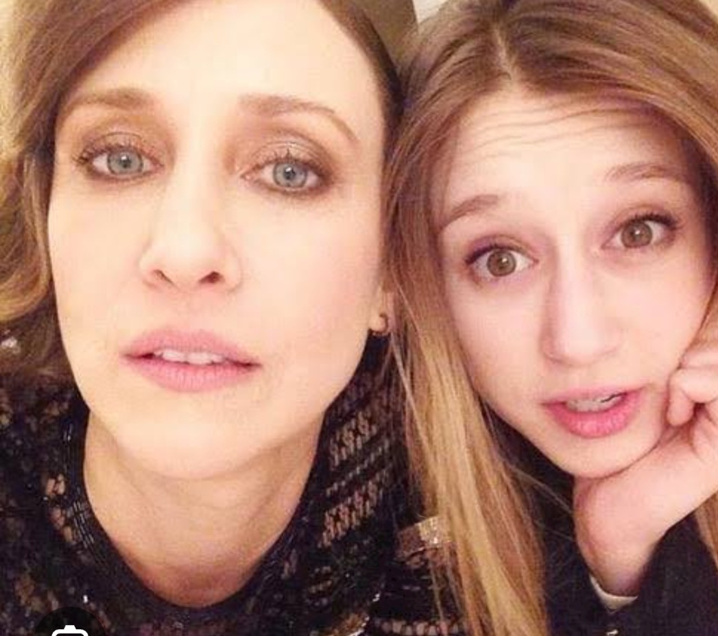 Vera é irmã de Taissa Farmiga, que ganhou fama principalmente ao interpretar a protagonista da franquia A Freira, que tem conexão com Invocação do Mal.