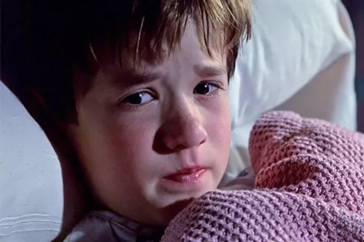 O filme causou uma grande projeção do ator mirim Haley Joel Osment. Pela interpretação como Cole, que imortalizou a frase Eu vejo gente morta (I see dead people), ele foi indicado ao Oscar de melhor ator coadjuvante.
