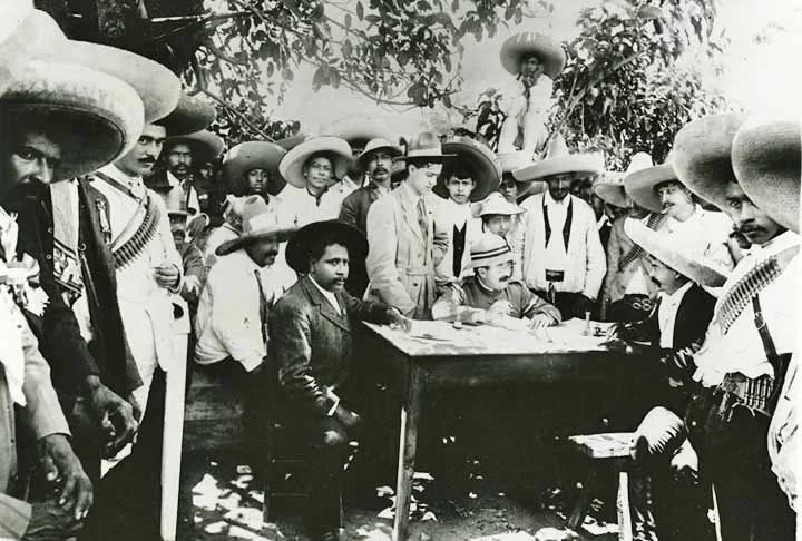Venustiano Carranza assumiu a presidência mexicana após derrubar o governo com o apoio de Zapata e Pancho Villa, mas logo se colocaria em lado oposto ao movimento revolucionário. 
