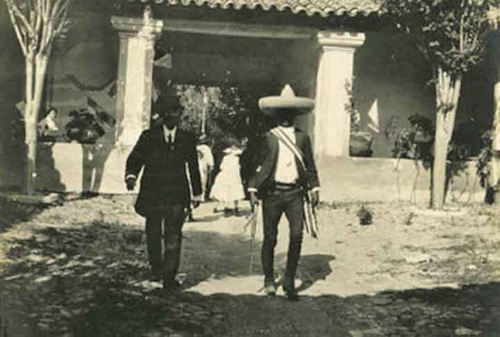 Zapata passou a ser alvo do exército do governo Carranza, que chegou a oferecer polpuda recompensa pela cabeça do líder revolucionário. 
