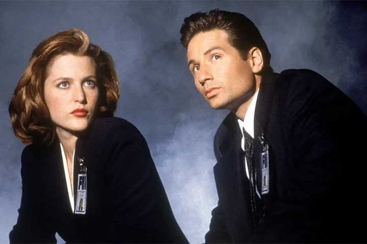 Nessa seção, localizada no subsolo do FBI, a polícia federal americana, estão casos não solucionados relacionados a eventos paranormais. 
