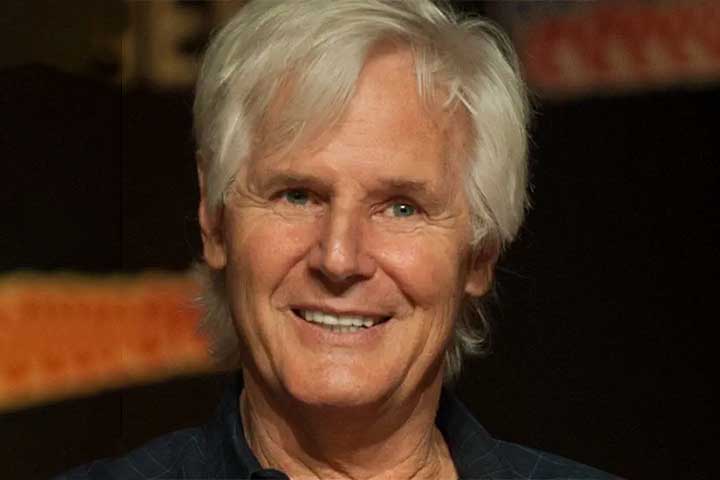 Chris Carter, criador da série original dos anos 1990  declarou à revista online “Inverse” estar ansioso para assistir à nova produção. 