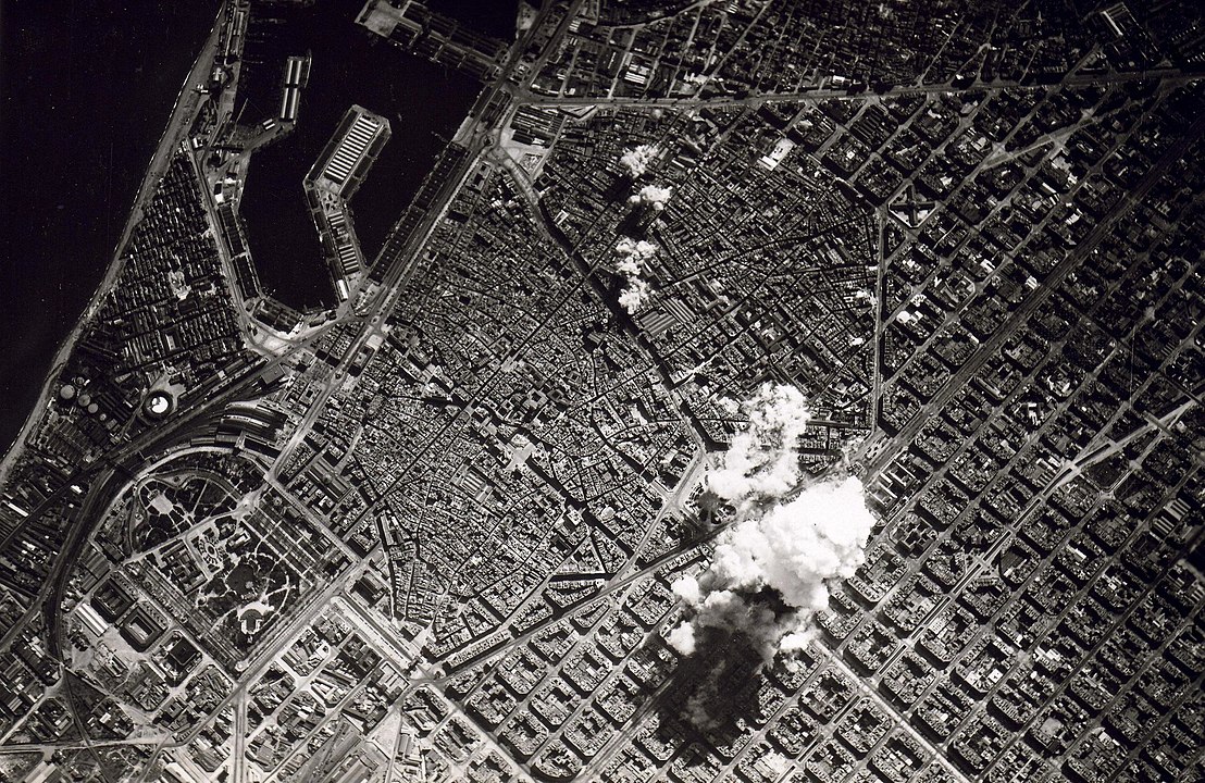 Guerra Civil Espanhola (1936-1939) - Travada entre as forças da República Espanhola, com apoio da URSS e do México, contra a facção nacionalista de Francisco Franco e seus comparsas. Na foto, a cidade de Barcelona é bombardeada. Os nacionalistas venceram, após mais de 500 mil mortos no conflito.  