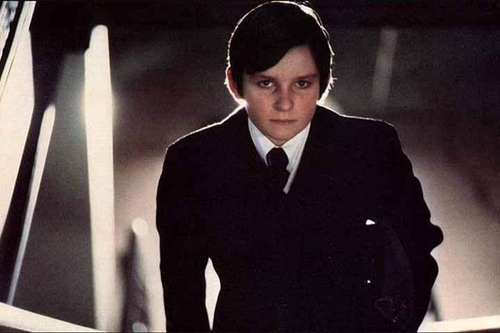 Sete anos depois, Damien (Jonathan Scott-Taylor), agora é um adolescente prestes a completar 13 anos de idade, vive com seu tio Richard (William Holden), seu primo Mark (filho do primeiro casamento de Richard), que possui mesma idade, e Ann, a segunda esposa de Richard. 