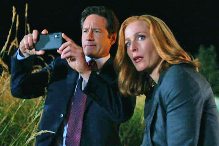 Os dois agentes têm visões opostas nesse campo: Fox Mulder acredita em acontecimentos sobrenaturais, ao passo que Dana Scully é uma médica cética e racional. 
