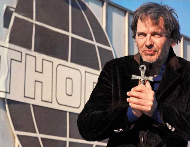 Bugenhagen, ao saber da morte de Robert Thorn, pretende avisar o novo responsável de Damien, que é Richard Thorn, irmão de Robert e dono de uma empresa de alimentícios, que o jovem é, na verdade, o anticristo.