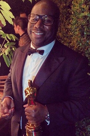 E foi justamente por Doze Anos de Escravidão que um cineasta negro conquistou o primeiro Oscar de Melhor Direção:  o britânico Steve McQueen, 62 anos, que já havia sido premiado em Cannes pelo longa Hunger (2008) e concorrido ao BAFTA e ao Globo de Ouro por Shame (2011) 