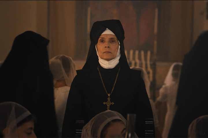 No filme, a brasileira interpreta a irmã Silva. No início, é ela quem recebe Margaret no convento, em Roma, onde a personagem de Braga é uma espécie de madre superiora.