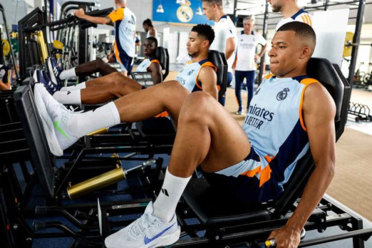 Atacante francês se apresenta ao clube merengue após período de férias