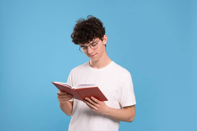 Livros juvenis trazem experiências e percepções que enriquecem o repertório para a redação (Imagem: New Africa | Shutterstock) 