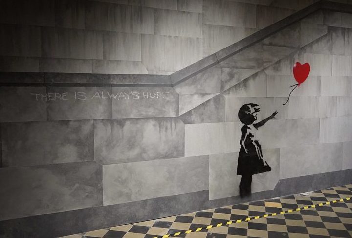 Balloon Girl: Uma das suas obras mais conhecidas, retrata uma menina soltando um balão em forma de coração que está prestes a escapar. Essa imagem se tornou um símbolo da esperança.