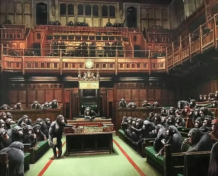 Devolved Parliament: Um mural que retrata os membros do Parlamento britânico como um grupo de chimpanzés, satirizando a política britânica.