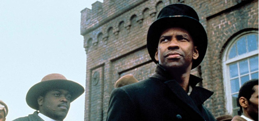 Denzel Washington venceu o Oscar de Melhor Ator Coadjuvante (1989) pelo papel do recruta Trip, escravo que participa da Guerra Civil Americana em Tempo de Glória. E venceu o Oscar de Melhor Ator (principal) por Dia de Treinamento (2002), em que vive um policial corrupto.