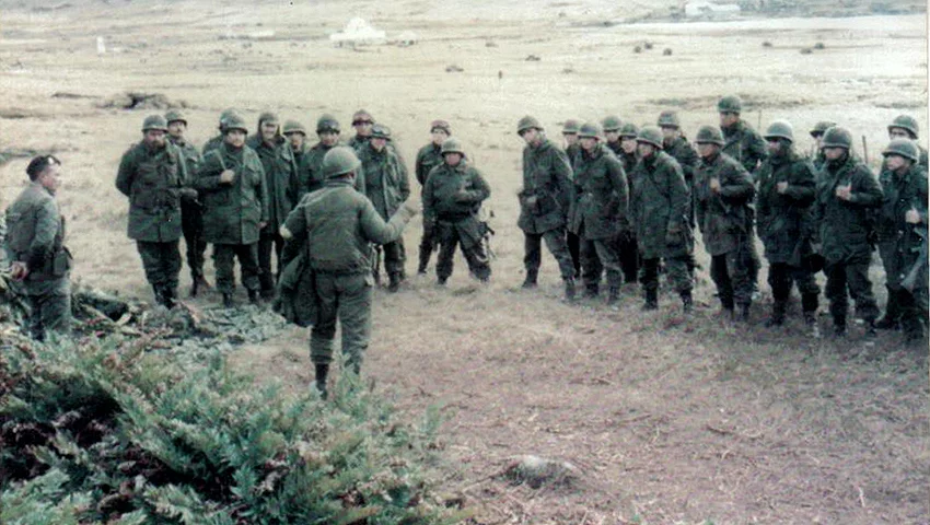 Guerra das Malvinas (abril a junho 1982) - Inglaterra reagiu à invasão das ilhas pela Argentina, que reivindicavam o território (britânico desde o século 17). Inglaterra venceu e a junta militar que governava a Argentina desde o golpe de 1976 perdeu força, abrindo espaço para a democratização.  Deixou cerca de 900 mortos.  