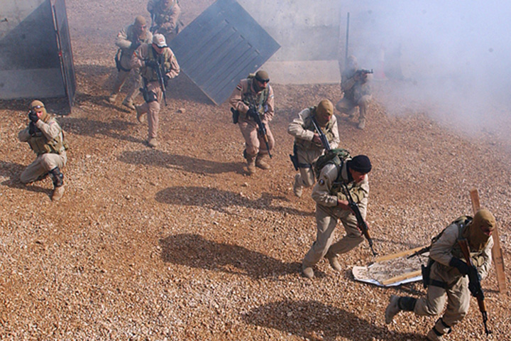 Guerra do Iraque (2003-2011) - A invasão americana começou com bombardeios em Bagdá. A Coalizão Ocidental ocupou o país em menos de um mês, prendendo o presidente Saddam Hussein, que foi enforcado. O número de mortos varia de 100 mil a 600 mil, dependendo da fonte. 