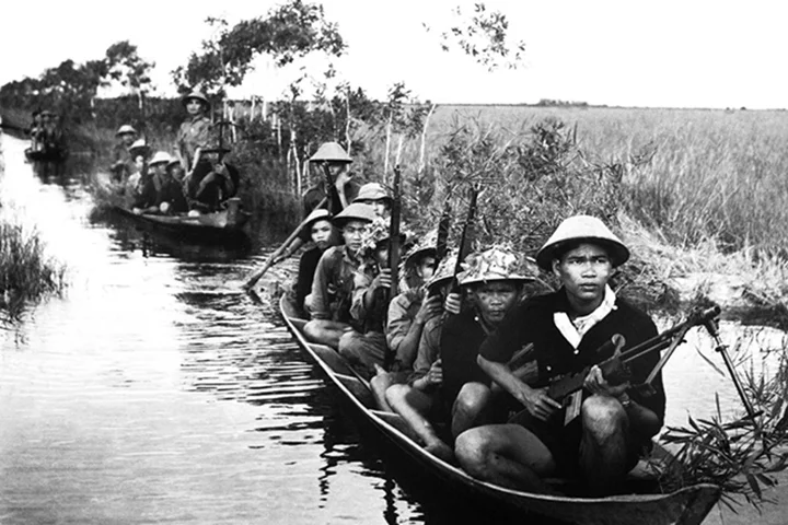 A guerra do Vietnã acabou se expandindo para o Laos e o Camboja. Além das batalhas, foi marcada pelo uso condenado de armas químicas. Estima-se que tenha deixado entre 1,5 milhão e 3 milhões de mortos. Vitória do Vietnã do Norte. 