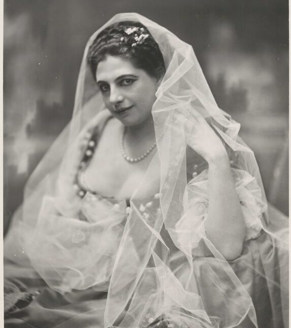 Este dia 7 de agosto marca o nascimento de Mata Hari, que foi acusada de ser uma espiã dupla, trabalhando tanto para a Alemanha quanto para a França durante a Primeira Guerra Mundial.