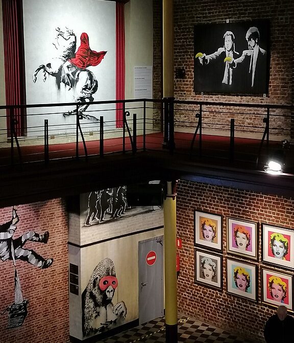 Banksy é considerado um dos artistas de rua mais influentes do mundo, e suas obras já foram exibidas em museus e galerias de arte.