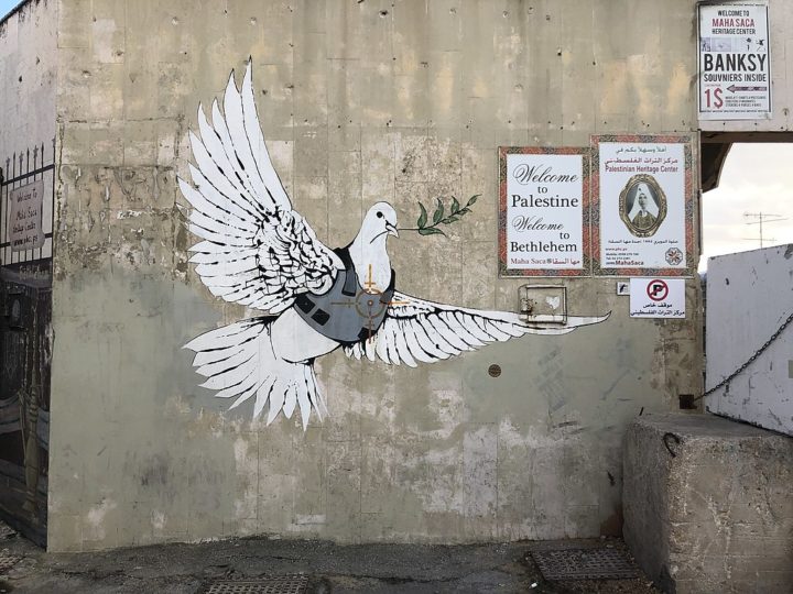 Alguns estudos apontam que Banksy seria Robin Gunningham, mas nunca ficou realmente comprovado. Veja as principais obras do artista! 