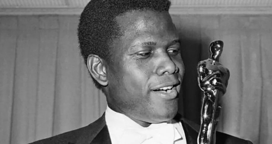 Ao saber da morte de Sidney Poitier (na foto, com o Oscar que ganhou em 1964), o premiado e aclamado ator Denzel Washington resumiu em uma frase a importância que ele teve - e continuará a ter - para os atores negros: Ele era um homem gentil e abriu portas que estavam fechadas para muitos de nós.