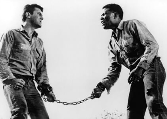 Mesmo antes de ganhar o Oscar, Poitier marcou a história do cinema ao ser o 1º negro a receber uma indicação ao Oscar de Melhor Ator. Foi pelo filme Acorrentados (1958), em que dois presos - um branco (Tony Curtis) e um negro - precisavam relevar as desavenças para escapar algemados do presídio. Poitier perdeu o prêmio para David Niven.