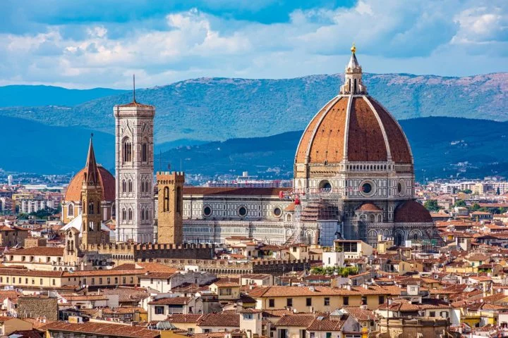 O dia 7 de agosto de 1420 marca o início da construção da cúpula da Catedral de Santa Maria del Fiore, que fica em Florença, na Itália. Ou seja, há 64 anos.