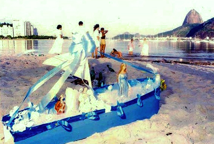 No dia 2 de fevereiro, os devotos celebram o dia das duas divindades. As oferendas costumam ser lançadas ao mar como forma de honrar ambas as entidades. 