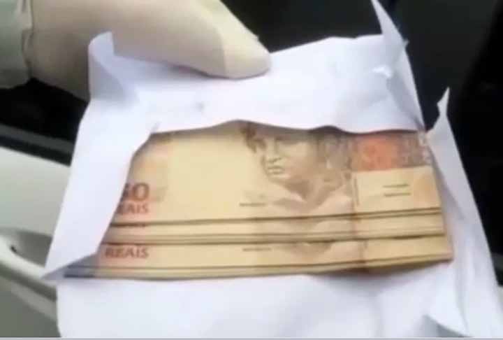  Aline montou até uma tabela para ter um padrão de cobrança. Para apagar um kit completo de 10 a 12 livros, ela pede entre R$ 80 a R$ 100, dependendo do número de páginas.  