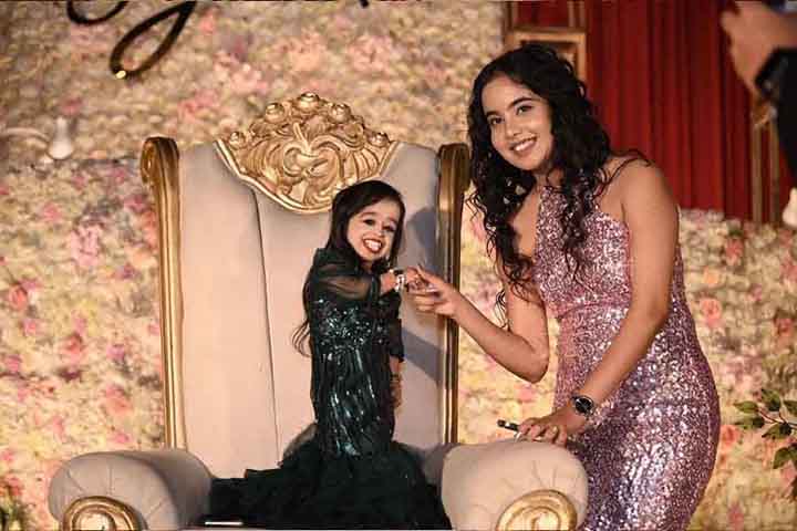 A pequena indiana, que se tornou famosa por causa dessa peculiaridade, sempre quis ter também um outro tipo de fama. Desde pequena, ela acalenta o sonho de ser atriz. 