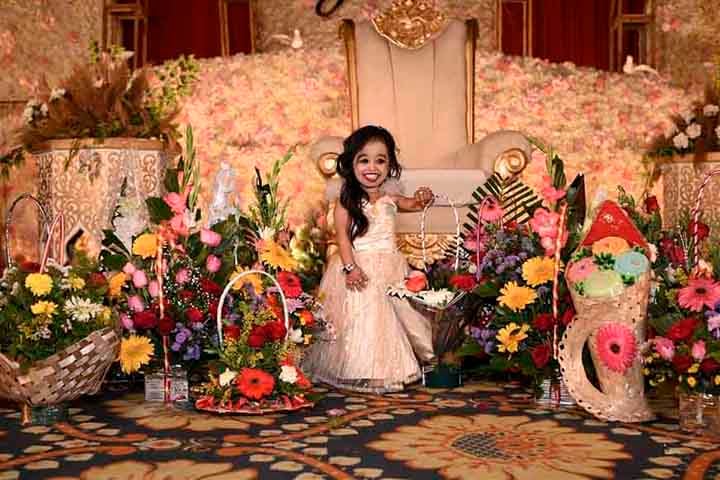 De acordo com suas manifestações no Instagram, Jyoti Amge é fascinada por moda e gosta de posar para fotos trajando roupas novas.