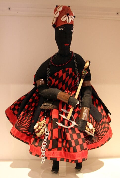 Engana-se quem associa Exu a coisas maléficas. Ele é uma entidade complexa brincalhona, como o ser humano. Traz essa mistura de bom e ruim, pecado e santidade. Exu é quem abre os caminhos, é quem traz prosperidade. Um guardião de todos os orixás e da gente, disseram os carnavalescos. 