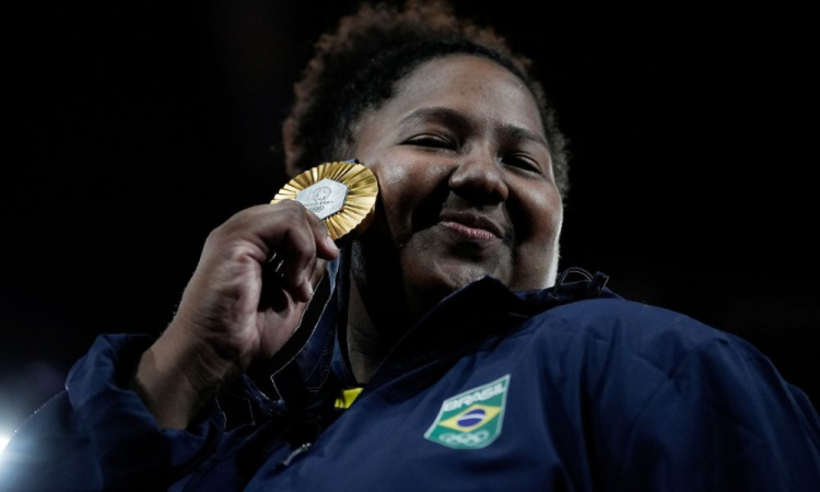 No caso do Brasil, a premiação em Paris 2024 é de R$ 350 mil para os medalhistas de ouro - casos da ginasta Rebeca Andrade e da judoca Beatriz Souza, R$ 210 mil para os laureados com a prata e R$ 140 mil para os que faturam o bronze. 
