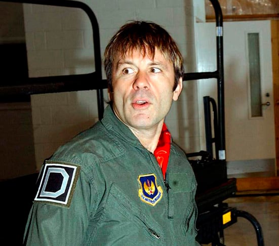 O cantor Bruce Dickinson,  vocalista da banda Iron Maiden, tem brevê não apenas para uso particular, mas também para guiar voos comerciais. 