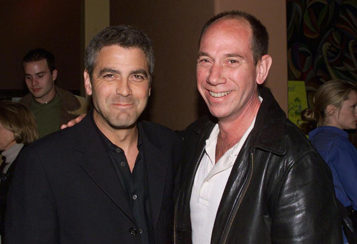 George Clooney e Miguel Ferrer: George, vencedor do Oscar por Syriana (2005) é primo de Miguel Ferrer, conhecido por interpretar muitos vilões no cinema, e que morreu em 2017.  