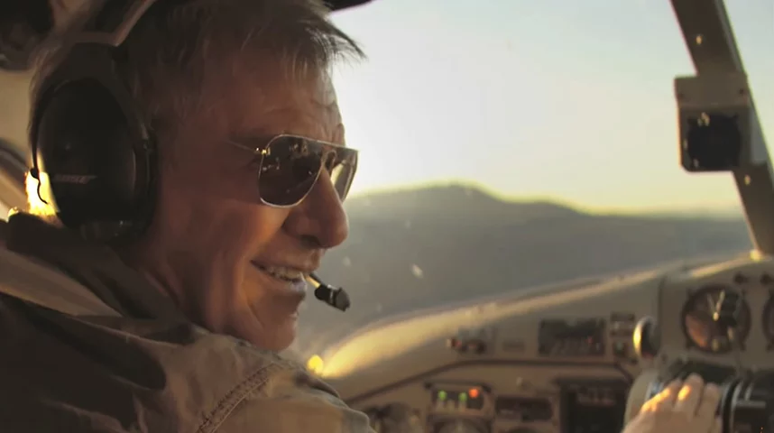 O ator americano Harrison Ford, que deu vida a Indiana Jones, tem licença de piloto privado desde 1990. Mas já sofreu pelo menos três acidentes (sem vítimas). 