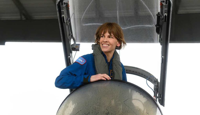 A atriz Hilary Swank fez curso de pilotagem quando interpretou o papel da aviadora Amelia Earhart . Na época, não chegou a obter a licença, mas completou o aprendizado. 